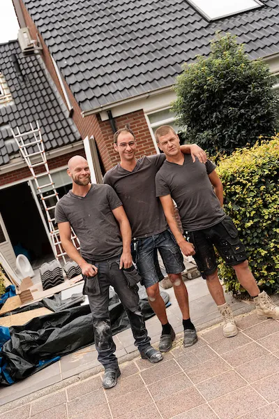 Drie vakmensen van H.V. Maatwerken in bedrijfsshirt voor een woning in Harderwijk met een net geplaatste dakkapel